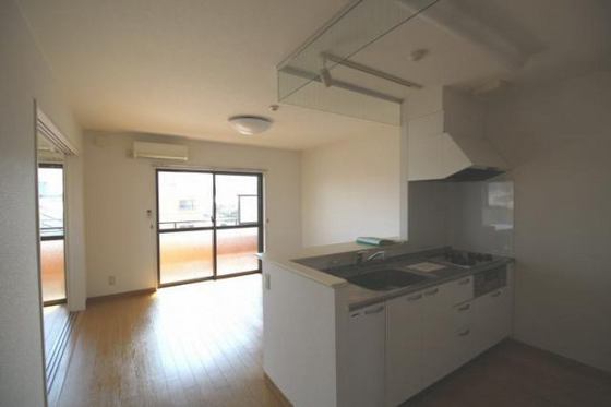 居室・リビング　別号室写真です