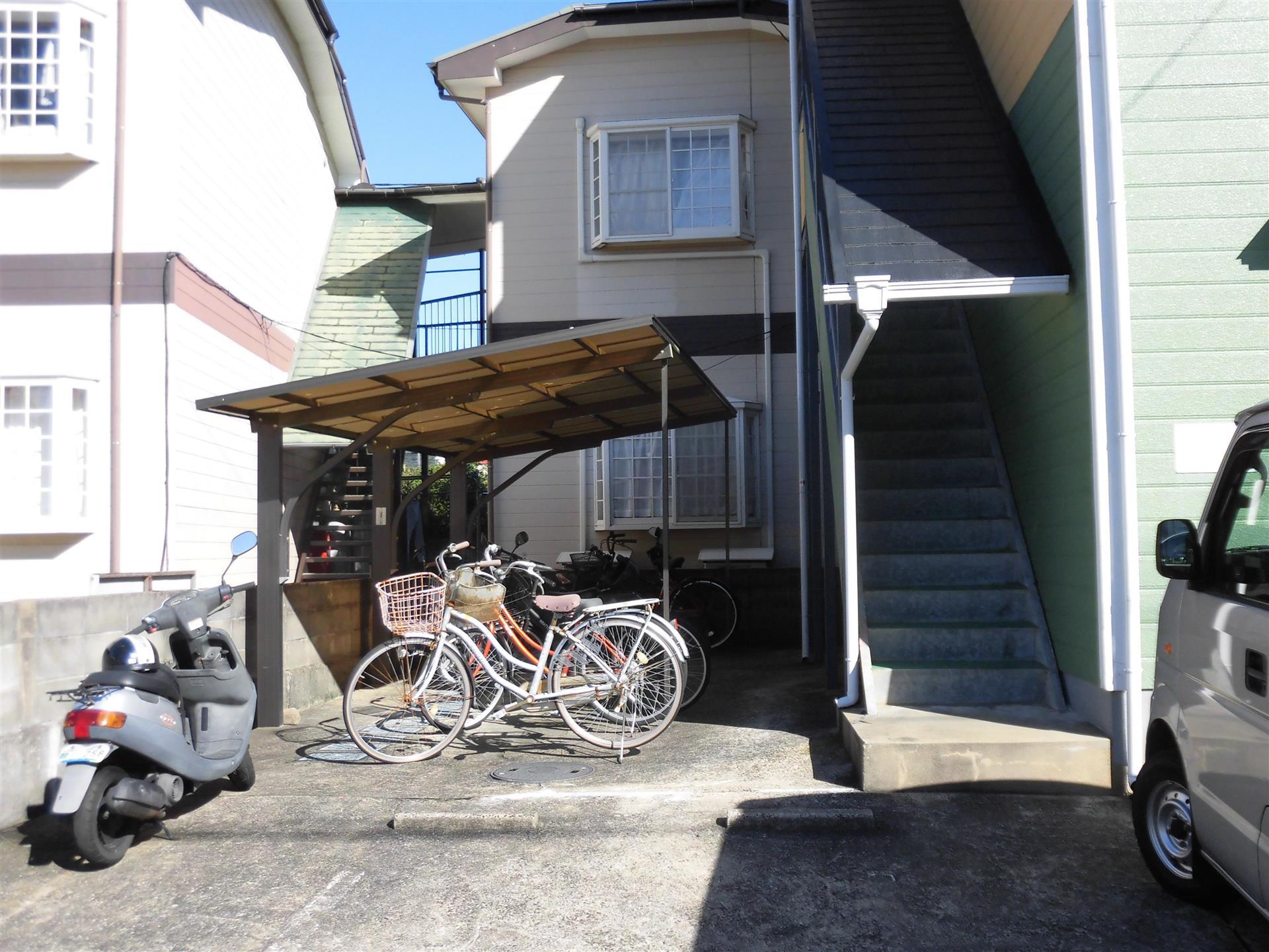 その他　屋根付き駐輪場・バイク置き場あり
