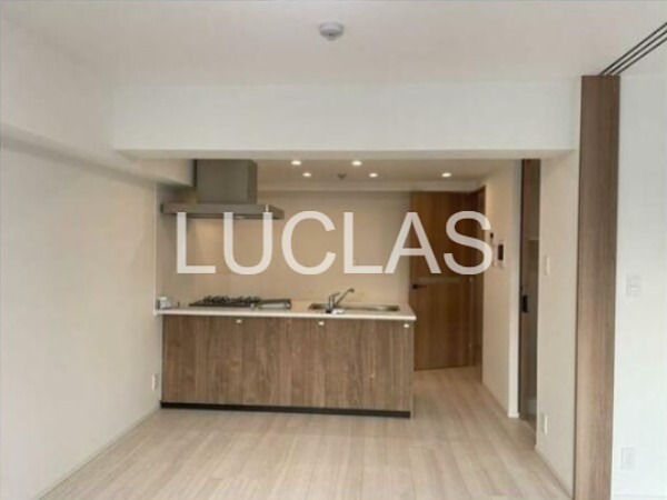 居室・リビング　落ち着いた色味の床材がくつろぎ空間を演出♪