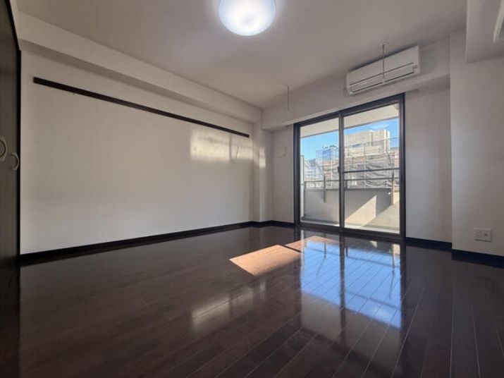 居室・リビング　居室部分は約9帖。エアコン設置済みで快適に過ごせます