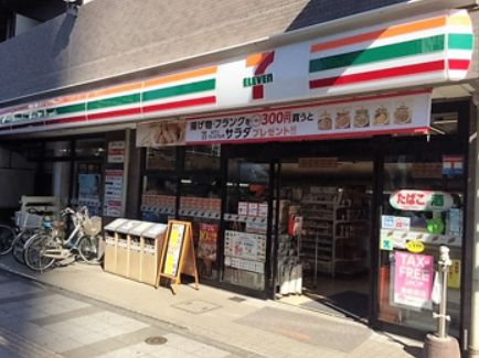 コンビニ　セブンイレブン港区芝三丁目店（コンビニ）まで152m