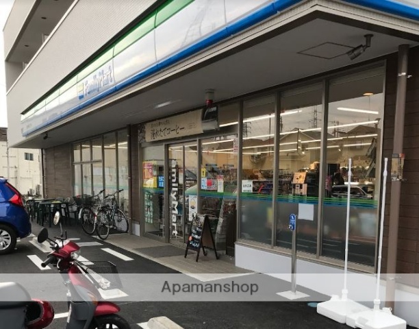 コンビニ　ファミリーマート伊勢原高森三丁目店（コンビニ）まで740m