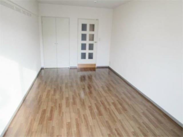 居室・リビング　陽の差し込む明るいお部屋