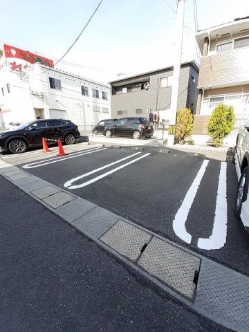 駐車場　駐車場があるので、車を買う予定の方も安心です
