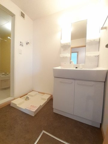 洗面設備　ゆったりとスペースのある洗面所