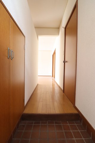 玄関　入居前の写真です。