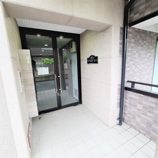 エントランス　重厚感のある建物デザイン♪