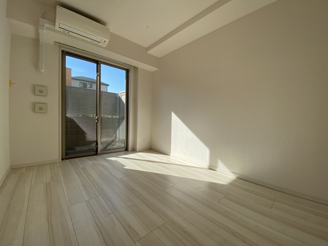 居室・リビング　白を基調とした清潔感ある洋室です。