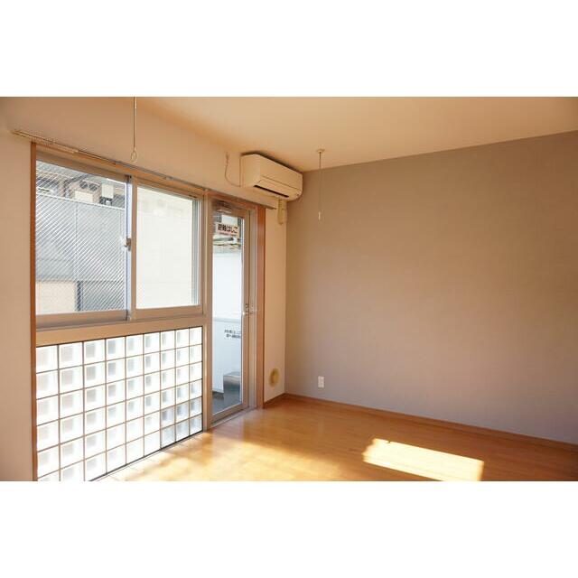 居室・リビング　約８帖の洋室にはエアコンが設備であります