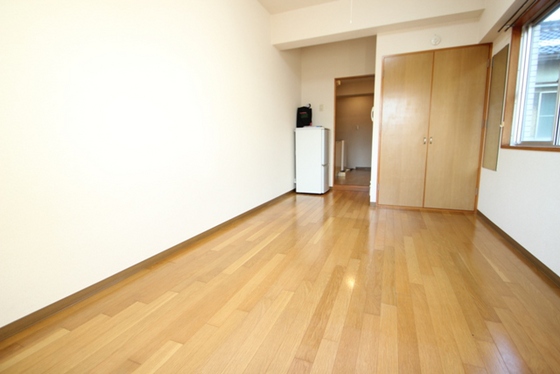 居室・リビング　中部屋の為窓無し