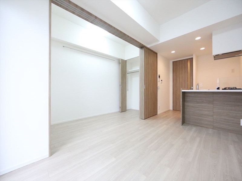 居室・リビング　ＬＤＫ8.1帖　洋室3.7帖　つなげても仕切っても使えます