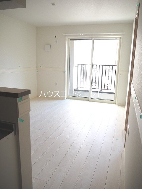 居室・リビング　白を基調とした内装は明るく、広々感じます