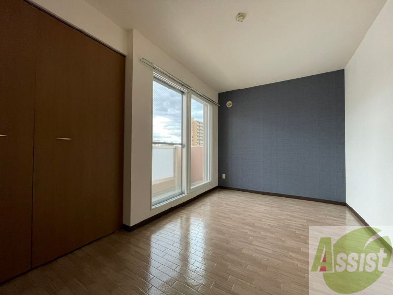 その他部屋・スペース　戸を閉めるとリビングと区切られた寝室にすることができますよ。