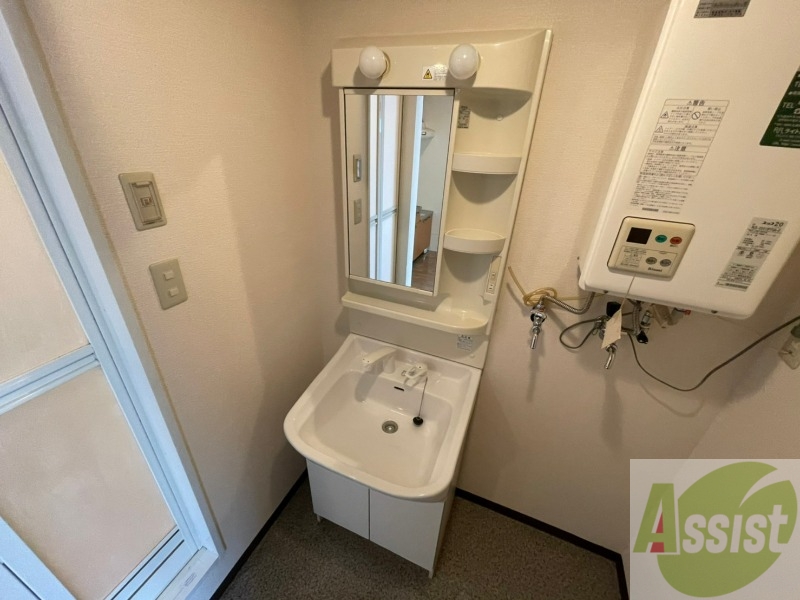 洗面設備　独立洗面台です。大きくてよいですね。シャンプーもできます。