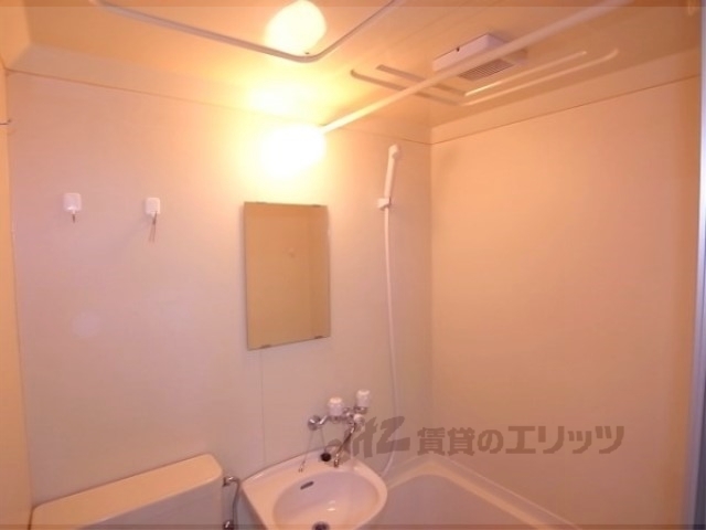 洗面設備　鏡も付いています