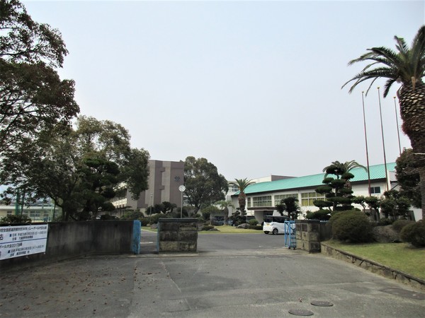 中学校　四国中央市立川之江南中学校（中学校）まで977m