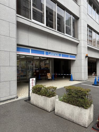 コンビニ　ローソン青山骨董通り点（コンビニ）まで331m