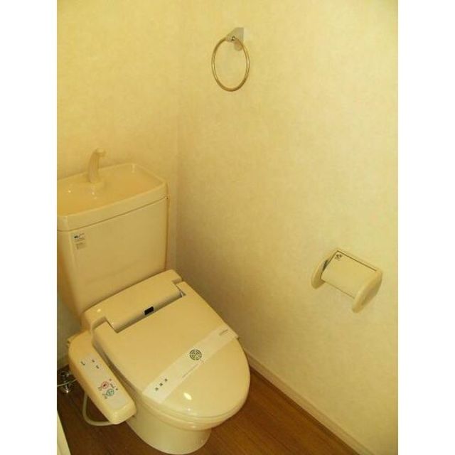 トイレ　写真は２０２号室です。２０１は反転タイプとなります。