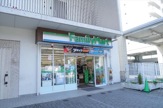 コンビニ　ファミリーマート（コンビニ）まで300m