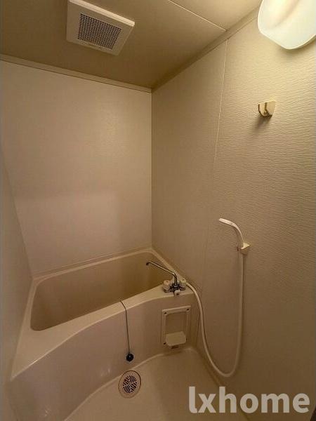 バス・シャワールーム　コンパクトで使いやすいお風呂です
