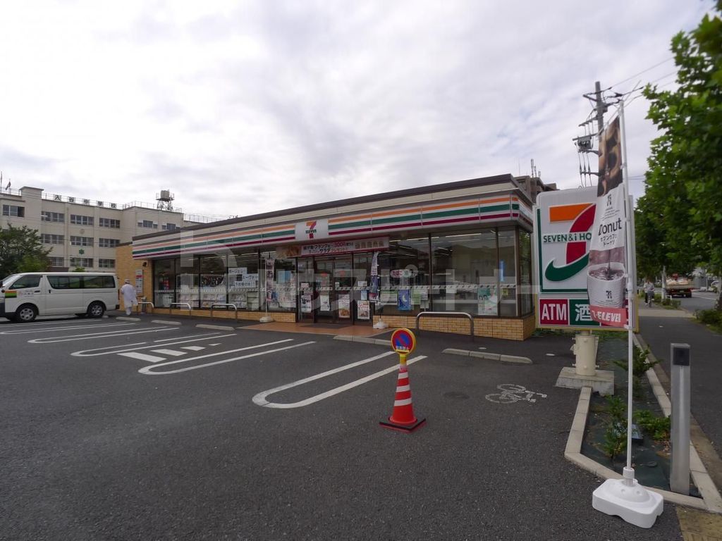 コンビニ　ファミリーマート入谷三丁目店（コンビニ）まで140m