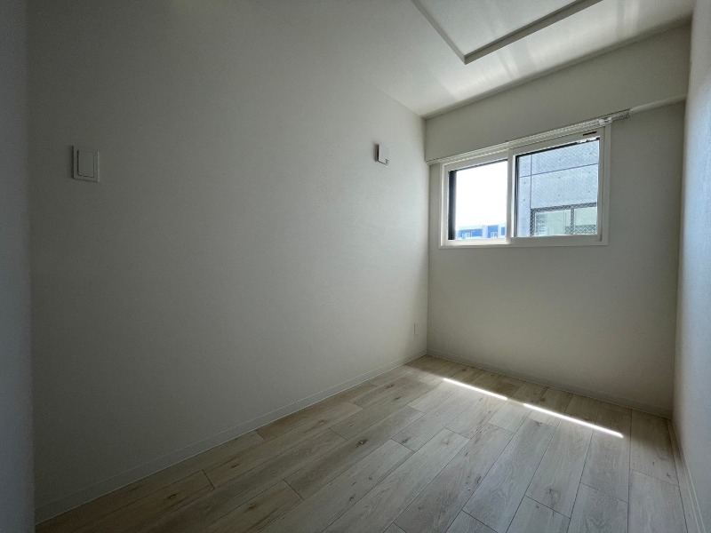 その他部屋・スペース　寝室はこちらです。光が差し込む、温かみのあるお部屋です。