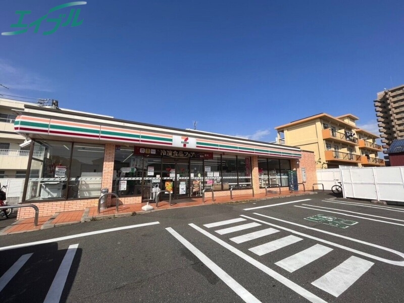 コンビニ　セブンイレブン四日市城東町店（コンビニ）まで294m