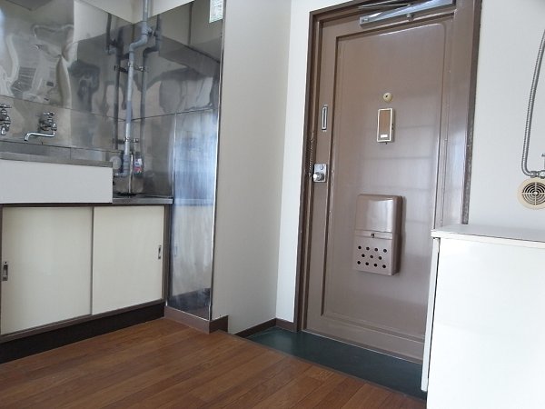 玄関　別部屋同間取りの写真になります。