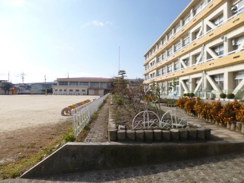 小学校　豊山町立新栄小学校（小学校）まで881m