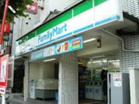 コンビニ　ファミリーマート築地６丁目店（コンビニ）まで882m