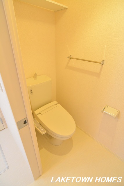 トイレ　上部に収納棚のある温水洗浄便座付のトイレです。