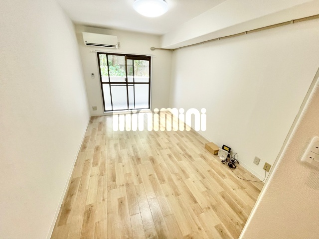 居室・リビング　※同じ建物の別の部屋の写真です。