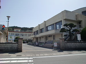 中学校　郡山中学校（中学校）まで974m