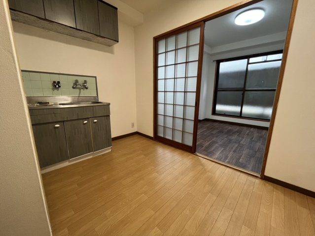 ロイヤル小路の居間写真