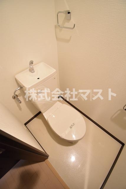 地下鉄四つ橋線 四ツ橋駅 徒歩6分 14階建 築18年のトイレ写真
