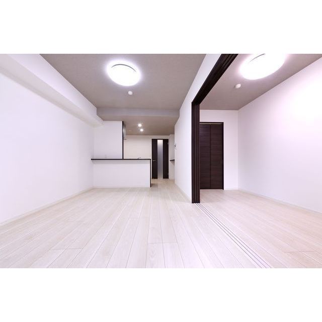 KL TOJIN WESTの居間写真