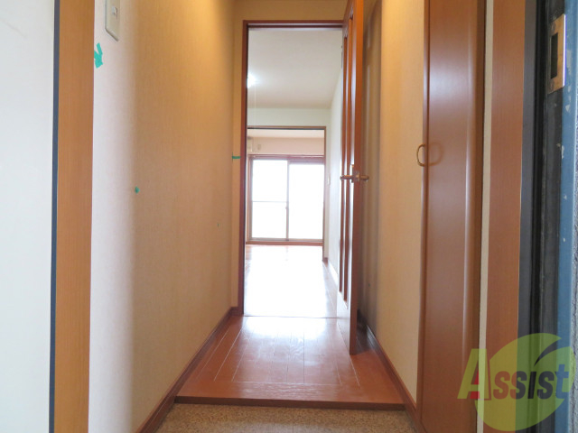 玄関　玄関からの目線です。光が差し込む素敵なお部屋ですよ。