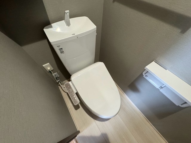 地下鉄御堂筋線 昭和町駅 徒歩8分 3階建 築1年のトイレ写真