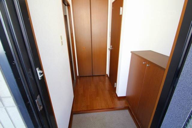 玄関　玄関に下駄箱と玄関収納を用意しております