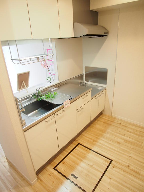 キッチン　ホワイトカラーの清潔感のある流し台！！　＊床下収納庫有