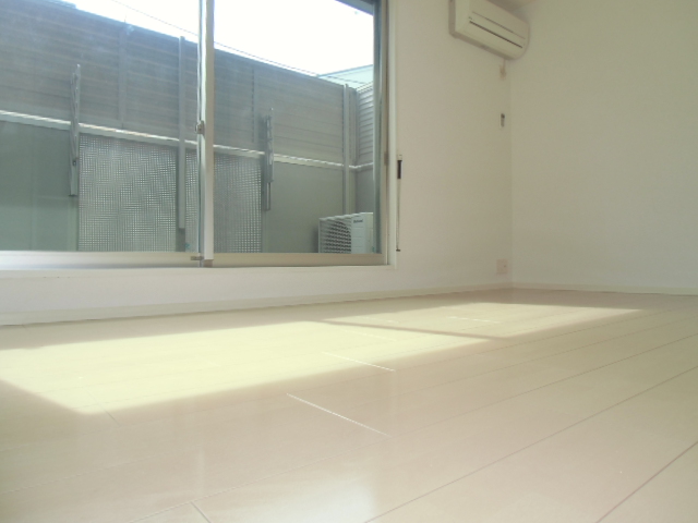 その他共有部分　陽当りの良い明るいベッドルームです☆