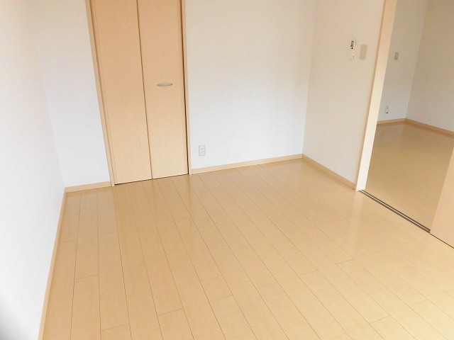 その他部屋・スペース　６帖の洋室も日当たり良好です