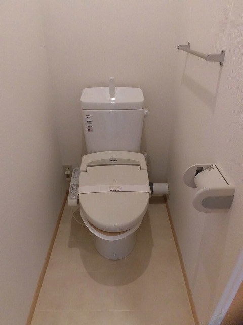 トイレ　温水洗浄便座機能付き
