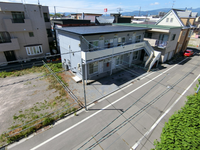 【函館市上新川町のアパートの駐車場】