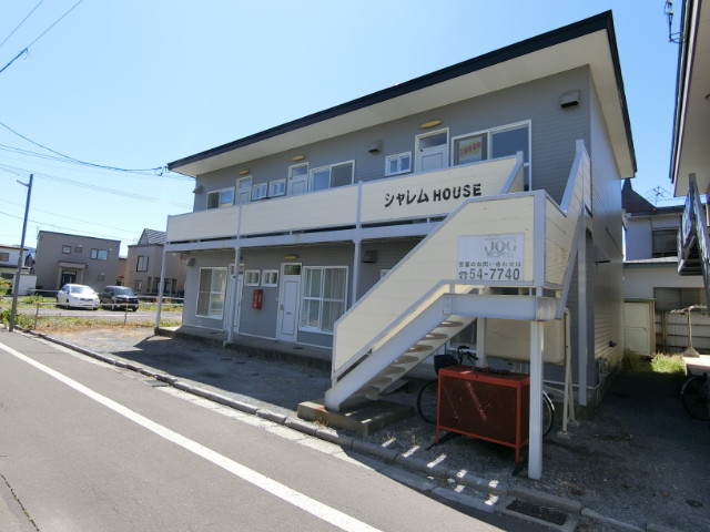 函館市上新川町のアパートの建物外観