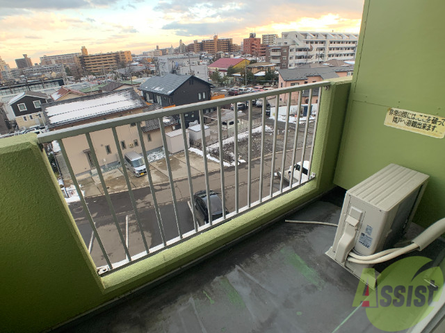 バルコニー　バルコニーには洗濯物が干せるようになっています