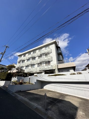 茨木市南春日丘のマンションの建物外観
