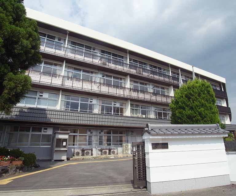 【亀岡市呉服町のアパートの中学校】