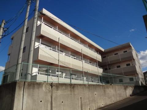 松阪市宝塚町のマンションの建物外観