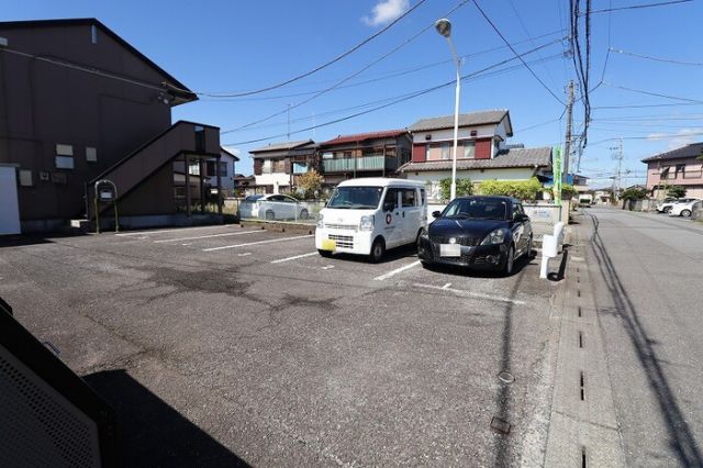 【稲敷郡阿見町住吉のアパートの駐車場】